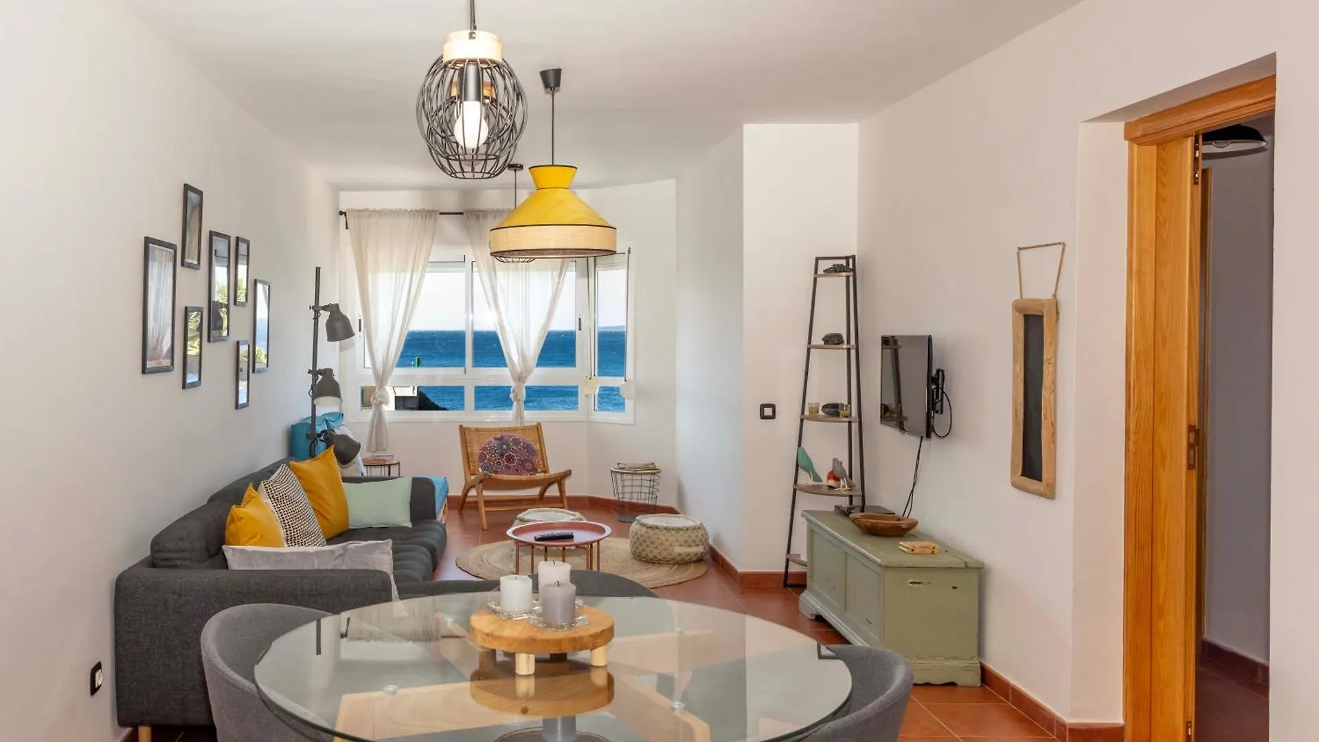 Artistic Beachfront Apartment Radazul España