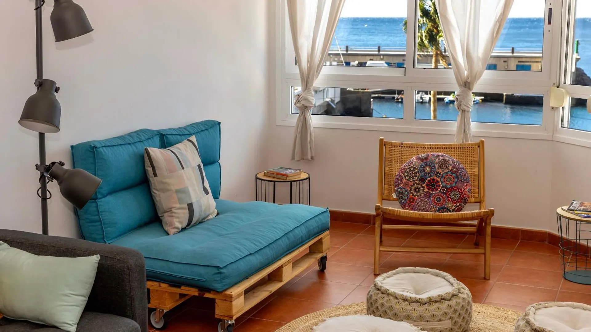 Artistic Beachfront Apartment Radazul